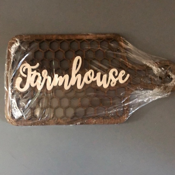 FARMHOUSE chicken wire design faux cutting board wall decor - Picture 4 of 4